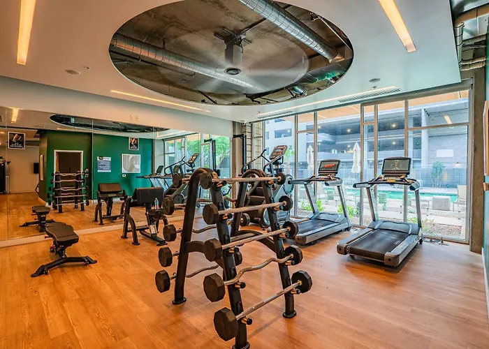 Modern 2bd - Cdt - Gym, Pool, Parking - Sleep 8