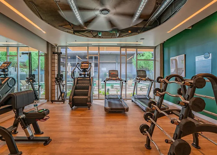 Modern 2bd - Cdt - Gym, Pool, Parking - Sleep 8 Phoenix