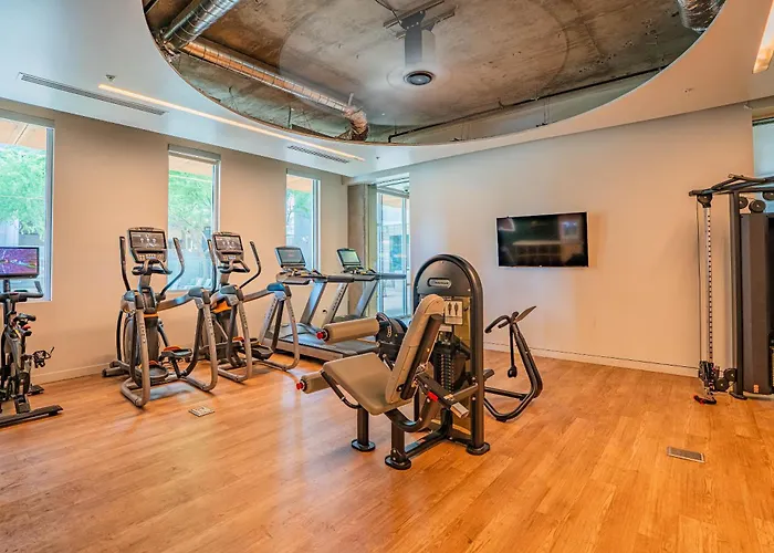 Modern 2bd - Cdt - Gym, Pool, Parking - Sleep 8 * Phoenix