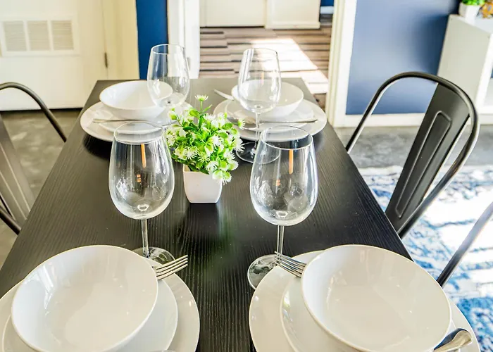 Modern 2bd - Cdt - Gym, Pool, Parking - Sleep 8
