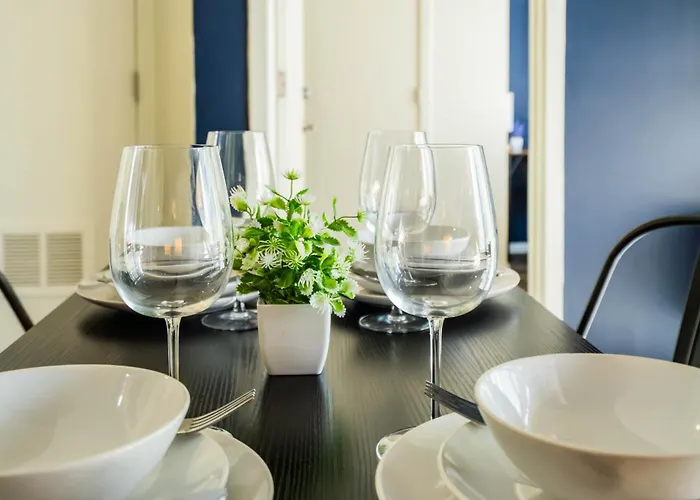 Modern 2bd - Cdt - Gym, Pool, Parking - Sleep 8 Phoenix