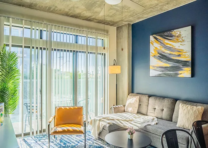 Modern 2bd - Cdt - Gym, Pool, Parking - Sleep 8 Apartment *