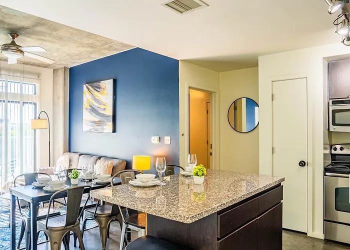 Modern 2bd - Cdt - Gym, Pool, Parking - Sleep 8 Apartment