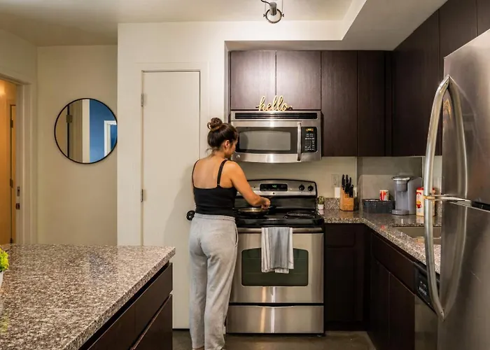 Modern 2bd - Cdt - Gym, Pool, Parking - Sleep 8 Apartment Phoenix