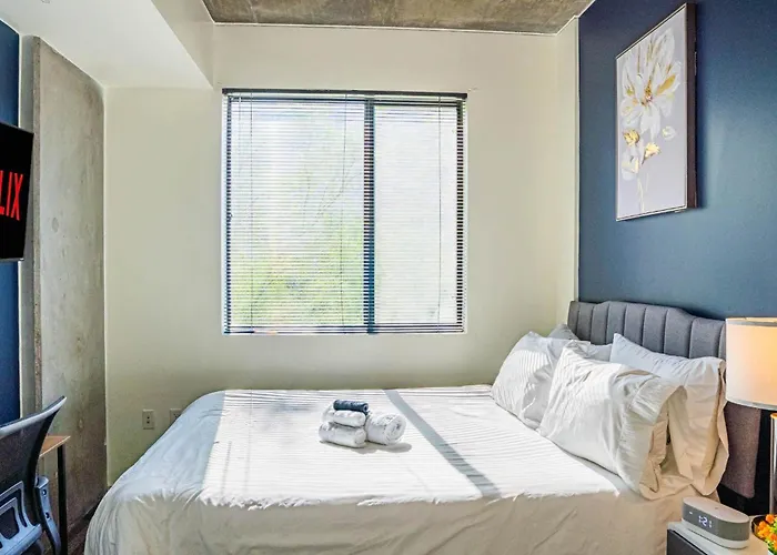 Modern 2bd - Cdt - Gym, Pool, Parking - Sleep 8 Phoenix