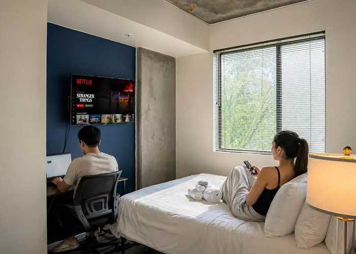 Modern 2bd - Cdt - Gym, Pool, Parking - Sleep 8 Apartment