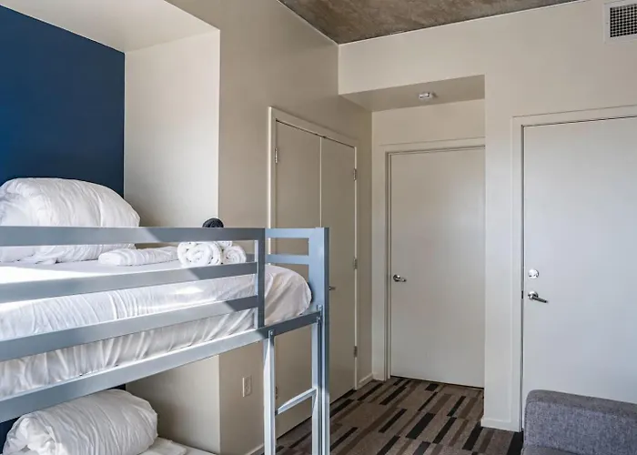 Modern 2bd - Cdt - Gym, Pool, Parking - Sleep 8 Phoenix