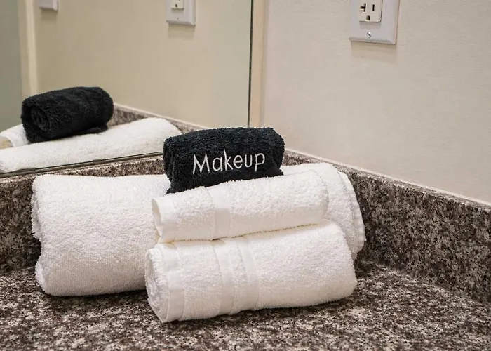 Modern 2bd - Cdt - Gym, Pool, Parking - Sleep 8 Apartment