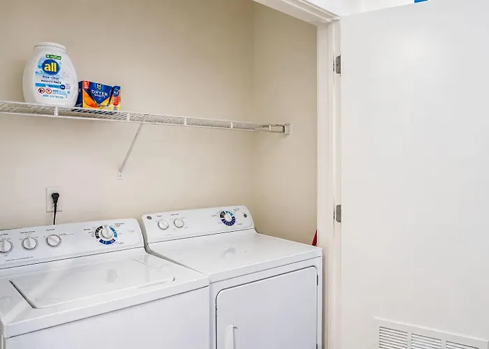 Modern 2bd - Cdt - Gym, Pool, Parking - Sleep 8 Phoenix